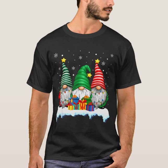 Camiseta Three Gnomes Tree Lights Men Women Matching Xmas H (Frente)