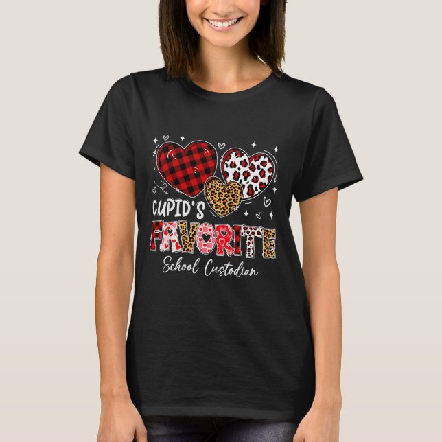 Camiseta Three Hearts Cupids Favorite School Custodian Vale (Frente)