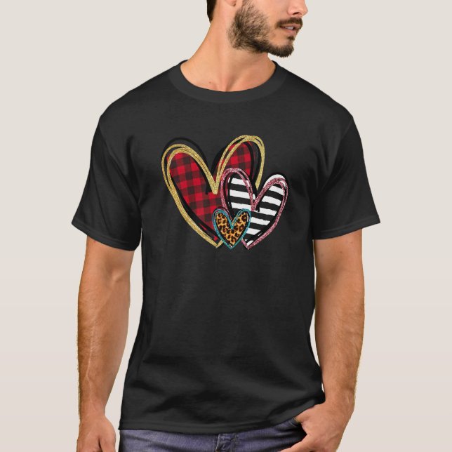 Camiseta Three Hearts Leopard Buffalo Plaid Valentine's day (Frente)