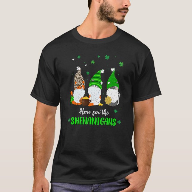 Camiseta Three Irish Gnome St Patricks Day Here For The She (Frente)