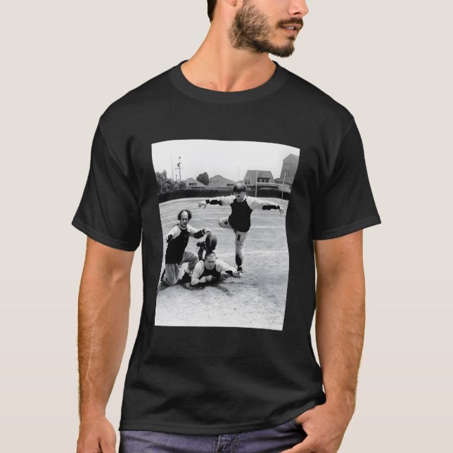 Camiseta Three Stooges Football Â€“ Kick Off (Frente)