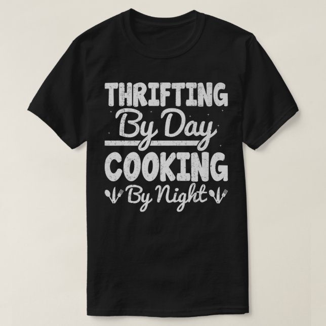Camiseta Thrifting By Day Cooking By Night Funny Bargaining (Frente do Design)