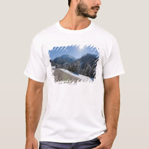 Camiseta Thrugh vazio idílico da estrada uma paisagem do