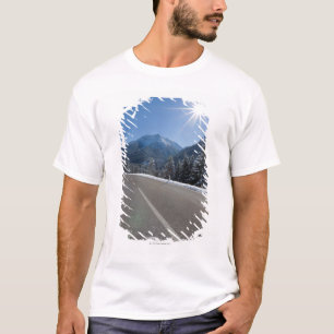 Camiseta Thrugh vazio idílico da estrada uma paisagem do