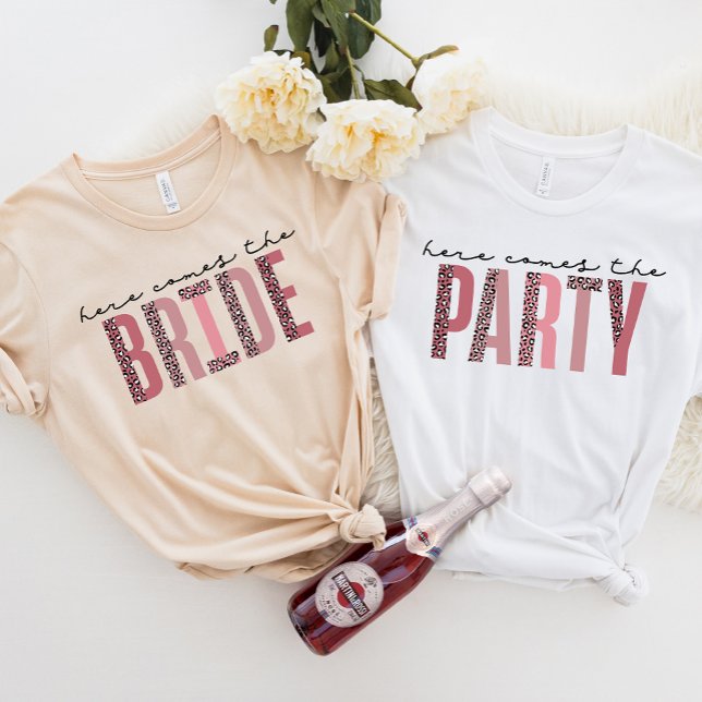 Camiseta TIA Bridal Party Tee, aqui vem a festa (Criador carregado)