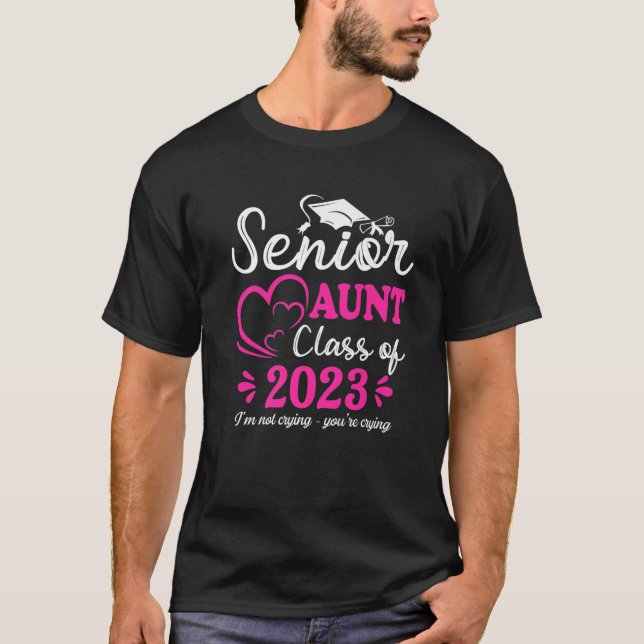 Camiseta Tia Mais velho Engraçada Classe 2023 Eu não estou  (Frente)