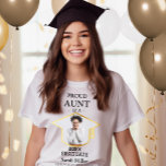 Camiseta Tia Orgulhosa de um Formando 2025 com Foto e Nome<br><div class="desc">Mostre seu orgulho na sua formatura com esta camisa de graduação personalizada para uma tia orgulhosa! Esta camisa personalizada apresenta a foto, o nome e a escola do formando, fazer-o como a roupa perfeita para o dia de graduação, festas ou reuniões familiares. Celebre o grande momento da sua sobrinha ou...</div>