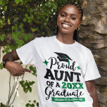 Camiseta Tia Orgulhosa de uma tassel verde-formando 2022<br><div class="desc">Comemore a graduação de sua sobrinha ou sobrinho com esta camiseta moderna, com uma tipografia "Orgulhosa da Formando 2022" em fontes negras e verdes decoradas com um boné formando preto com punho verde; personalize facilmente essa camiseta com o ano de graduação e o nome do formando editando os campos de...</div>