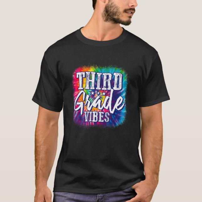 Camiseta Tie Dye 3rd Grade Vibs Primeiro Dia De Volta À Esc (Frente)