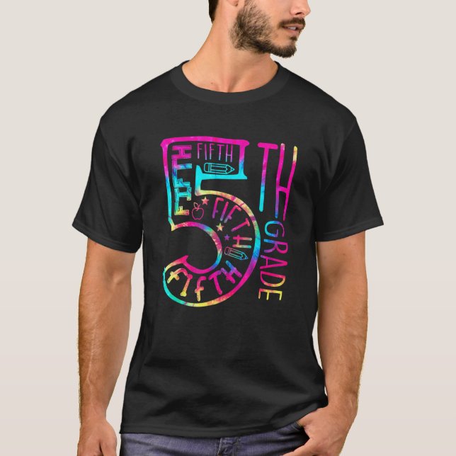 Camiseta Tie Dye 5th Grade Typography Teacher Team Fifth Gr (Frente)