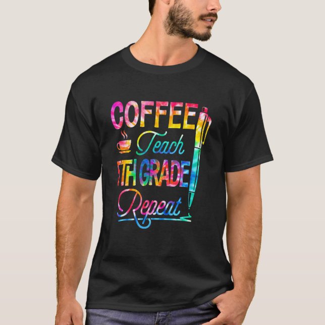 Camiseta Tie Dye Coffee Teach 5 de Grau Repetir Para Scho (Frente)
