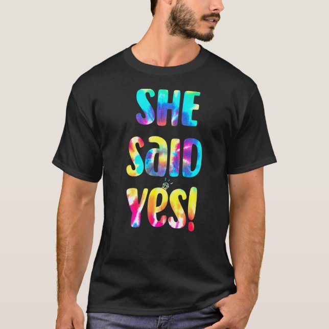 Camiseta Tie Dye Ele Perguntou Que Ela Disse Sim Casamento  (Frente)