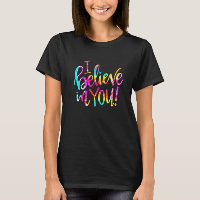 Camiseta Tie Dye Eu Acredito Em Teu Dia De Testes De Profes (Frente)