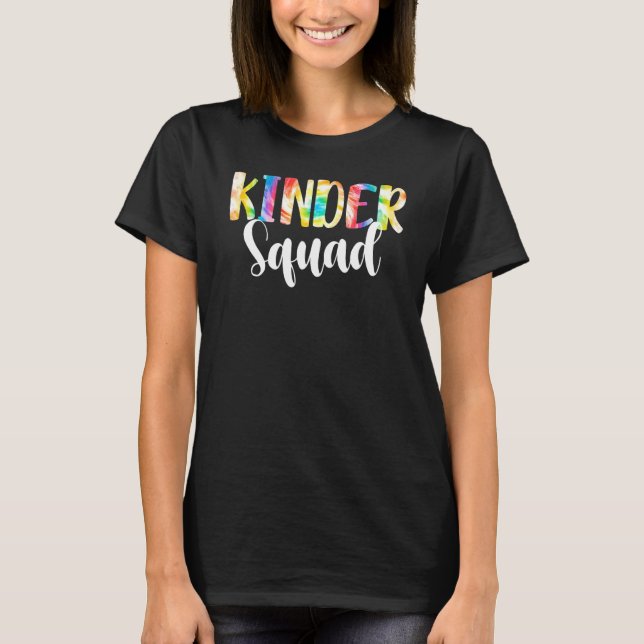 Camiseta Tie Dye Kinder Squad Kindergarten De Volta À Escol (Frente)