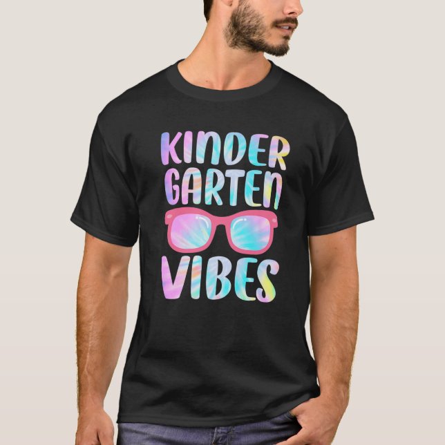 Camiseta Tie Dye Kindergarten Vibes Squad 1Rua Dia Da Escol (Frente)