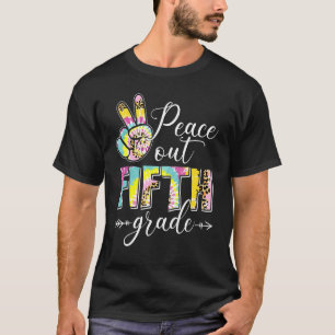 Camiseta Tie Dye Peace Out 5 no último dia de escola