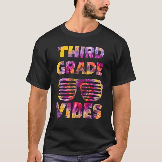 Camiseta Tie Dye Terceiro Grau Vibes Professor Primeiro Dia (Frente)