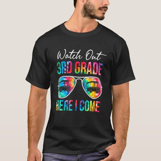 Camiseta Tie Tye Assista O 3º Ano Aqui Eu Virei O Primeiro  (Frente)