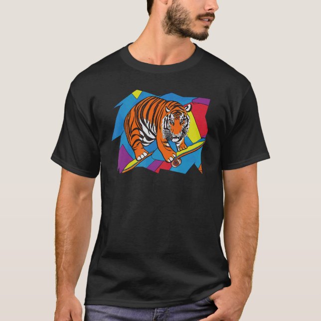 Camiseta tigre num skate para homens e mulheres (Frente)