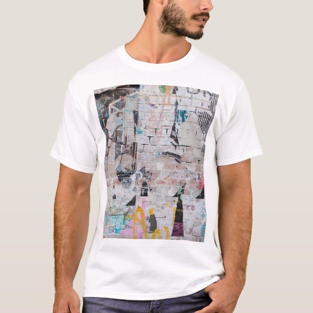 Camiseta Tijolo: Muro de Poster Urbano. (Frente)