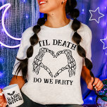 Camiseta Til Death Do U Party Gift For Bridesmaids Gothic<br><div class="desc">Celebre seu esquadrão noivo com um toque de elegância escura com nossa camiseta gótica "Til Death Do Us Party", o presente perfeito para madrinhas. Inspirada pela frase do eterno "até que a morte nos separe", esta camisa é ideal para um casamento gótico ou tema de casamento de conto de fadas...</div>