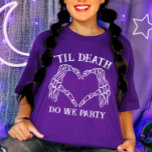 Camiseta Til Death Do U Party Gift For Bridesmaids Gothic<br><div class="desc">Abraçar o fascínio gótico do seu casamento com o nosso Presente "Til Death Do Us Party" para Camiseiros de Bridesmaids. Perfeito para um casamento negro de conto de fadas, estas camisas misturam o sentimento clássico "até a morte nos separarem" com uma reviravolta brincalhona. Quer você esteja celebrando com uma noiva...</div>