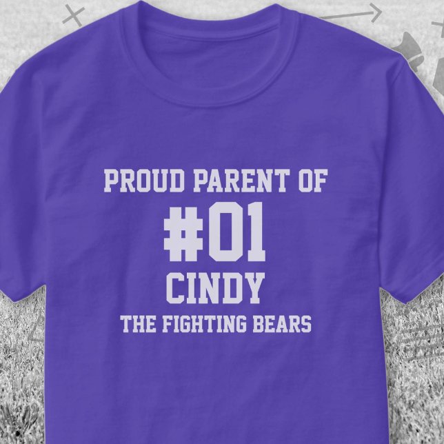 Camiseta Time de Beisebol Roxo e Branco (Purple and White Baseball Proud Parent of T-Shirt. Celebrate your high school or college athlete.)