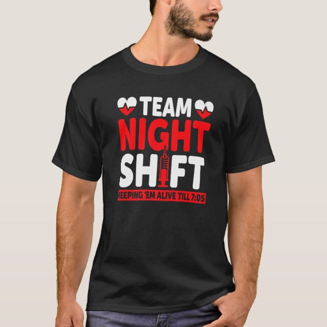 Camiseta Time Night Shift Keepin Em Vivo Até Enfermeira 705 (Frente)