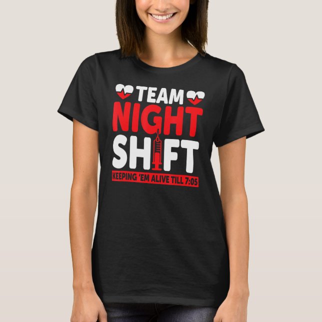 Camiseta Time Night Shift Keepin Em Vivo Até Enfermeira 705 (Frente)