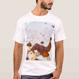 Camiseta Tinta branca rachada, carro enferrujado.