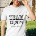 Camiseta Tinta Preta Estimulada em Escala de Equipe do padr<br><div class="desc">Padrinho de casamento Team Groom Hand Lettered Black Ink Confortável parece bom em todas as t-shirts.</div>