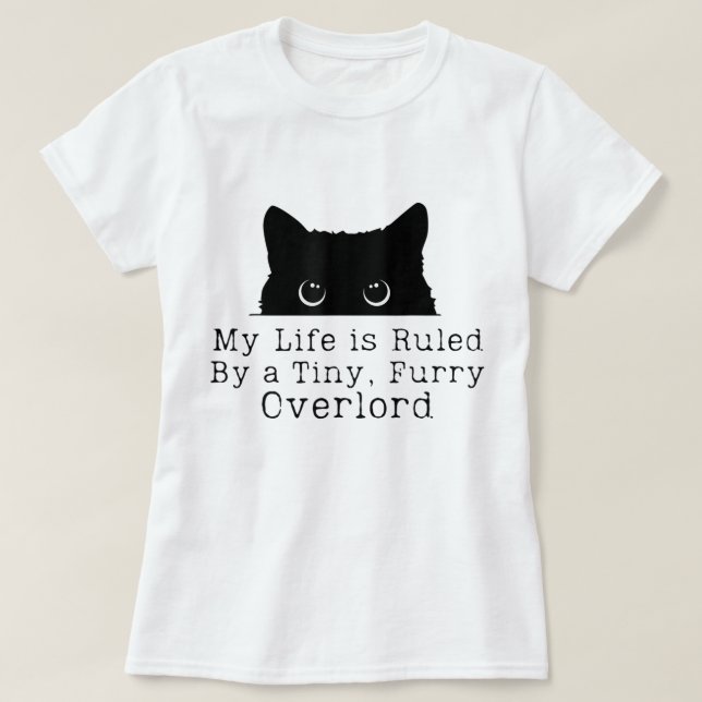 Camiseta Tiny Furry Overlord Cat Humor (Frente do Design)