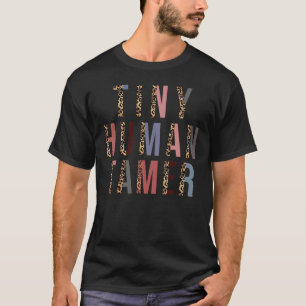 Camiseta Tiny Human Tamer Leopard Chaos Mess Mamãe's