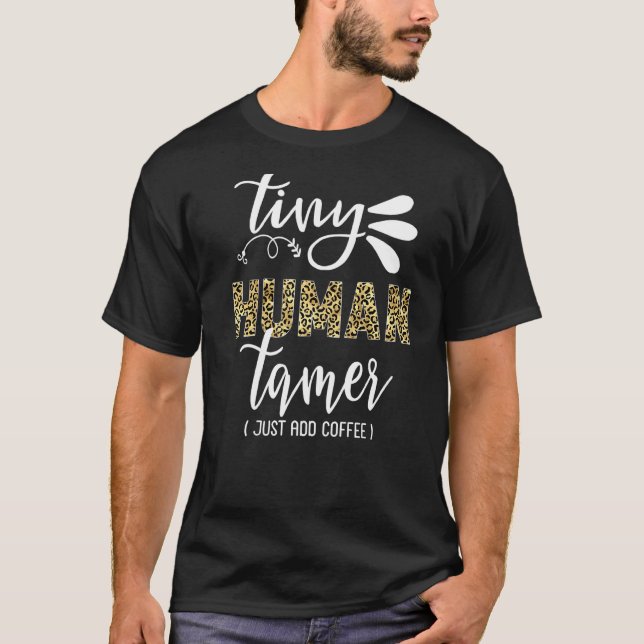 Camiseta Tiny Human Tamer Leopard Print Childcare Worker Te (Frente)