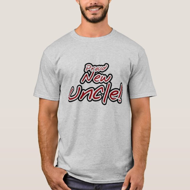 Camiseta Tio Novo Orgulhoso - Texto Vermelho e Preto (Frente)