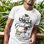 Camiseta Tio orgulhoso do nome da foto do formando T-Shirt<br><div class="desc">Comemore a graduação do seu sobrinho ou sobrinha com esta camiseta moderna, com a legenda "TIO Orgulhoso do Formando" em fontes contemporâneas pretas, decoradas com um boné de formando com uma fita de ouro. Personalize facilmente essa camiseta com uma foto do formando, do ano de graduação e o nome da...</div>