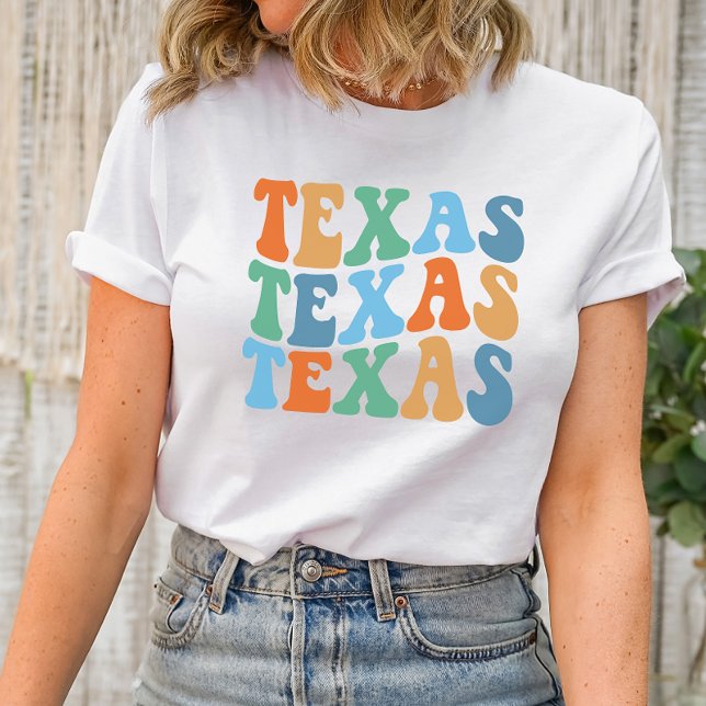 Camiseta Tipo de letra de Groovy Wavy Shirt (Showcase your Lone Star State pride with our "Texas Shirt Wavy Groovy Font." This shirt is a funky a)