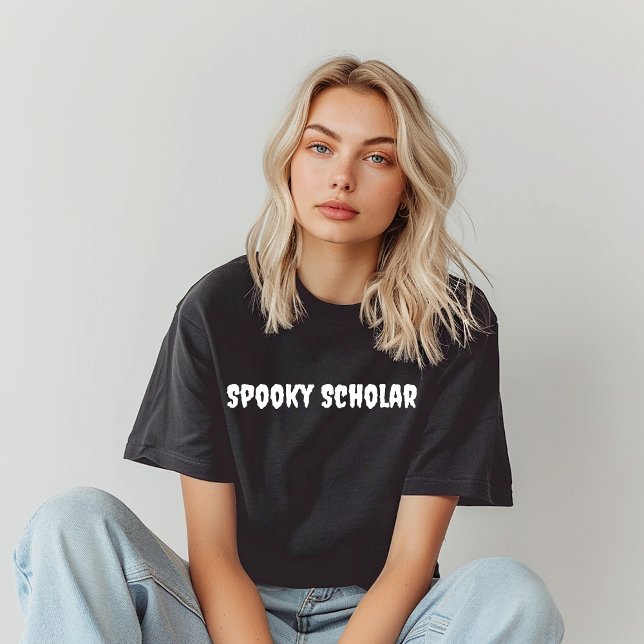 Camiseta Tipografia branca Spookar Scholar (Criador carregado)