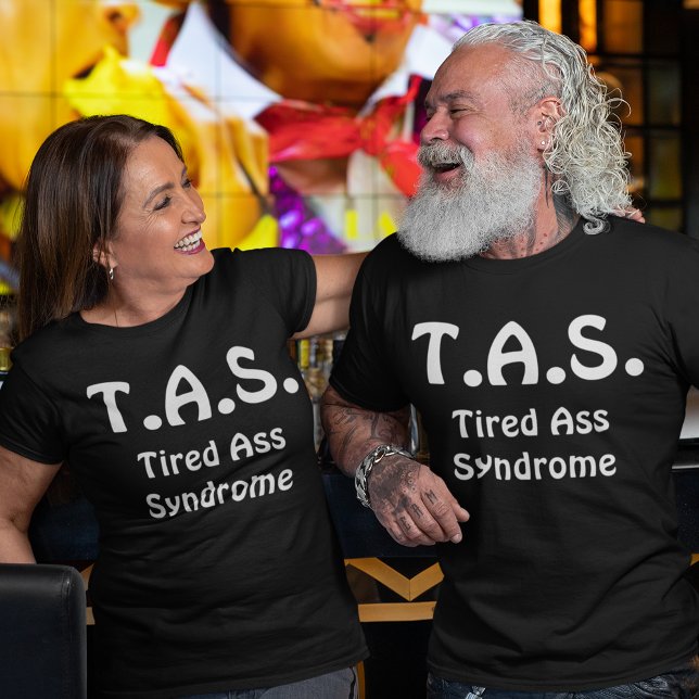 Camiseta Tipografia da Síndrome Encantada Encantada (Funny Tired Syndrome Typography T-Shirt)