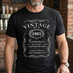 Camiseta Tipografia de Aniversário Preta e Branca na Moda