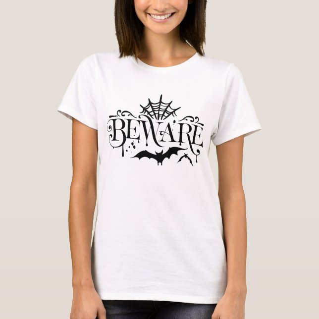 Camiseta Tipografia de Beware Halloween (Frente)