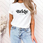 Camiseta Tipografia de Boho Retro Simples | Noiva<br><div class="desc">Esta moda,  simples camiseta,  mostra a palavra "noiva" na tipografia retrô-negra,  junto com um espaço para seu nome.</div>