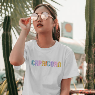 Camiseta Tipografia de Capricórnio simples e colorido moder