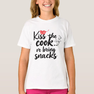 CAMISETA TIPOGRAFIA DE CITAÇÃO '''BEIJE O COZINHEIRO'''