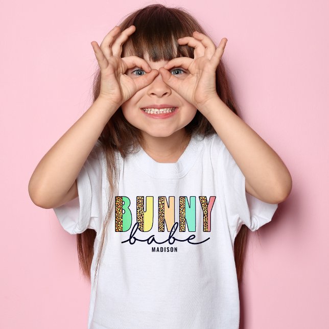 Camiseta Tipografia de Páscoas Moderna Bunny Babe Personali (Criador carregado)