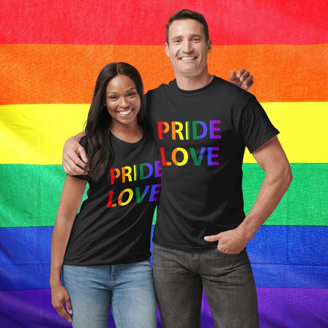 Camiseta Tipografia do Orgulho Amor Arco-Íris (Pride Love Rainbow Flag Typography T-Shirt)