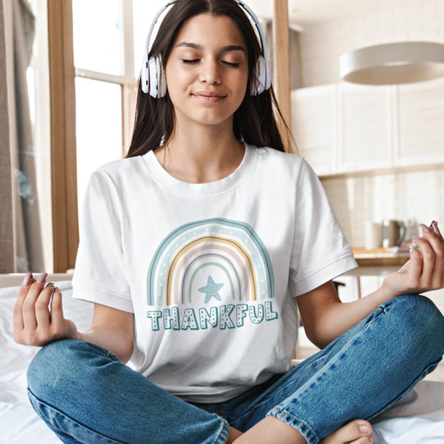 Camiseta Tipografia Feminina Pastel Rainbow Star Graças (Criador carregado)