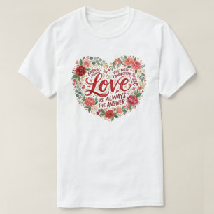 Camiseta Tipografia Floral em Forma de Coração