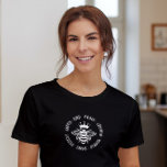 Camiseta Tipografia Inspiracional Moderna Simples<br><div class="desc">Bee Kind Simple Modern Inspirational Typografia Moderna e Moderna Moda feminina T-Shirt Top apresenta o texto "Kind, Brave, Creative" em uma tipografia moderna escrita acentuada por uma abelha vestindo uma coroa. Perfeito como presente para ela no aniversário, Natal, Dia de as mães, melhores amigos, irmãs e muito mais. Projetado pelo...</div>