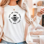 Camiseta Tipografia Inspiracional Moderna Simples<br><div class="desc">Bee Kind Simple Modern Inspirational Typografia Moderna e Moderna Moda feminina T-Shirt Top apresenta o texto "Kind, Brave, Creative" em uma tipografia moderna escrita acentuada por uma abelha vestindo uma coroa. Perfeito como presente para ela no aniversário, Natal, Dia de as mães, melhores amigos, irmãs e muito mais. Projetado pelo...</div>